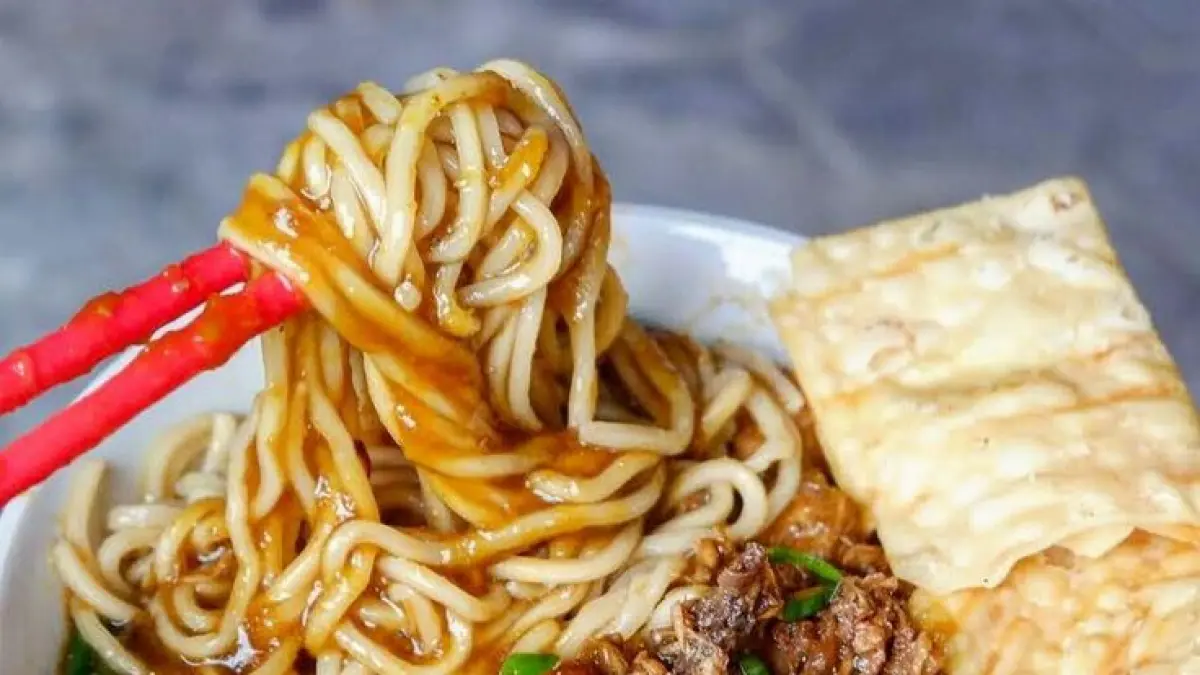 Mie ayam enak dan murah di Jogja mulai Tumini hingga mie ayam rendang jadi kuliner favorit wisatawan dan mahasiswa. (Pinterest. com)