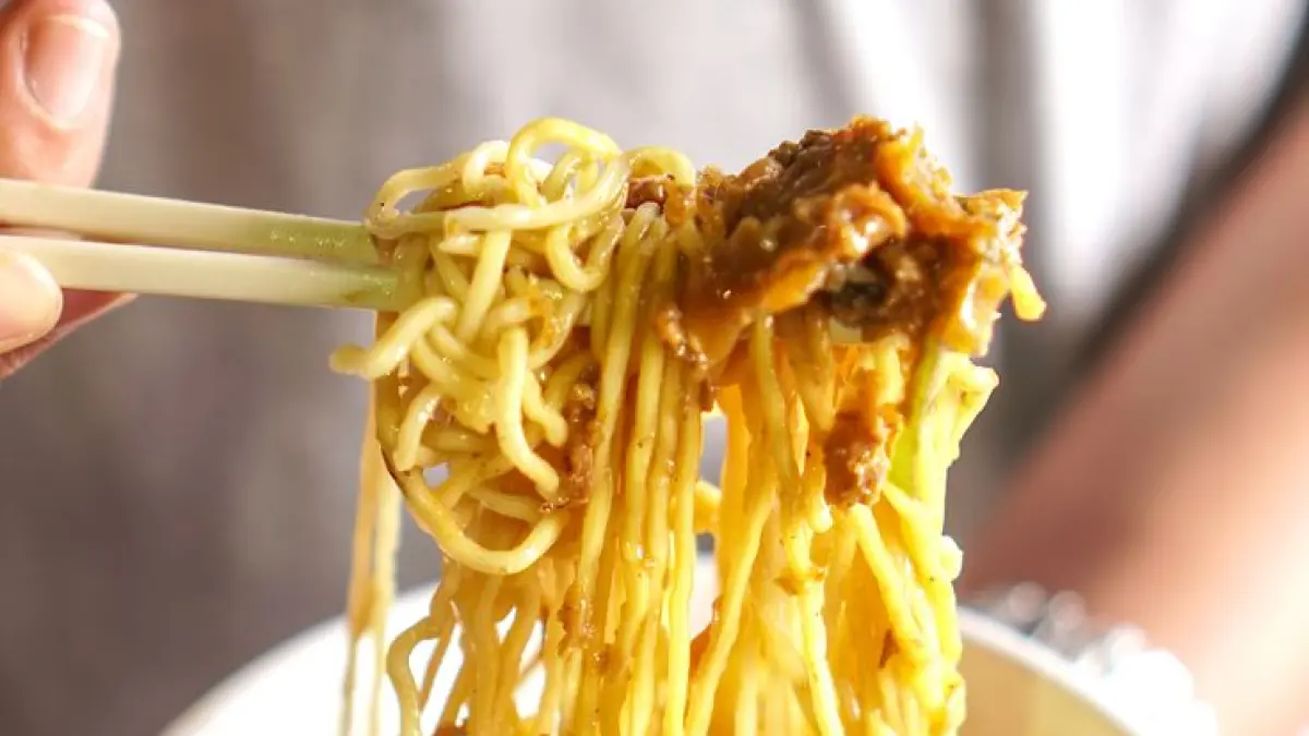Mie ayam super jumbo di Bantul viral karena porsinya 4 kali lipat dan pembeli harus bayar dua kali jika tak habis. (Pinterest. com)