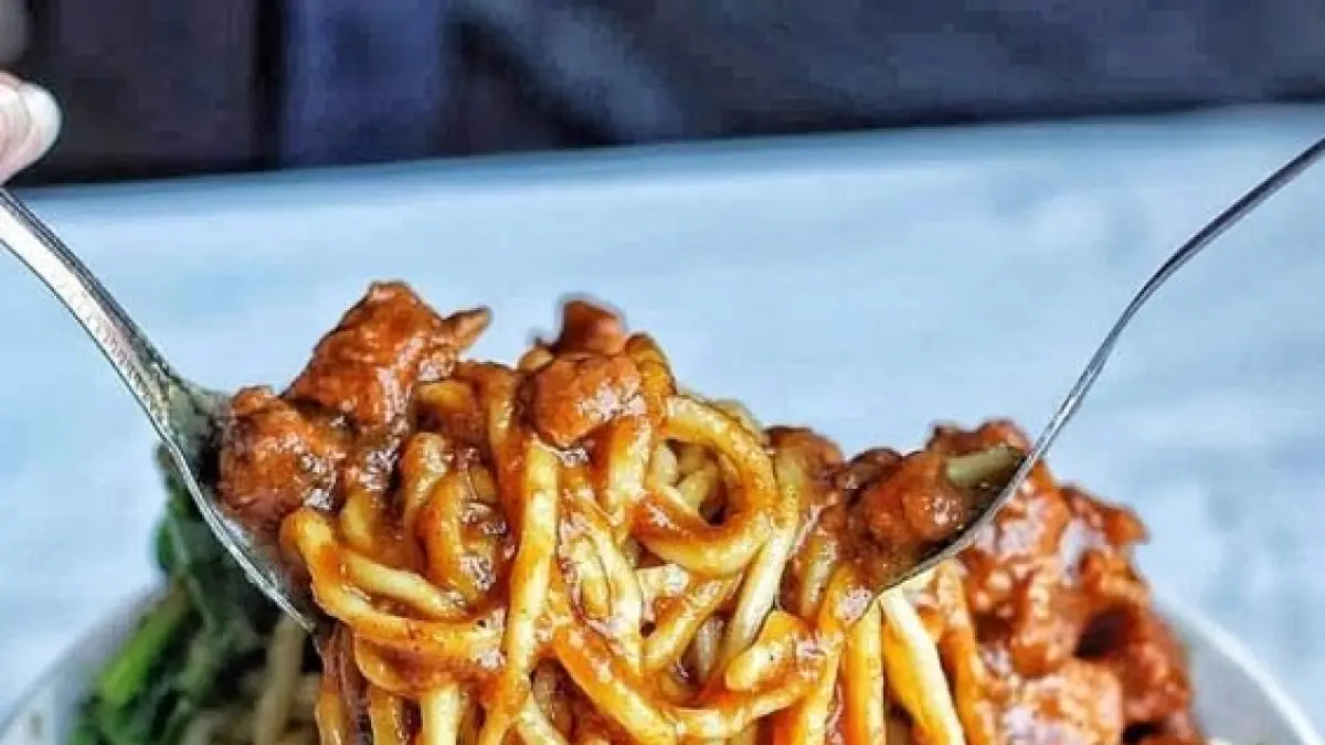 Mie ayam viral di Jogja seperti Bu Tumini hingga mie ayam balungan jumbo ramai diburu karena murah dan porsinya brutal. (Pinterest.com)
