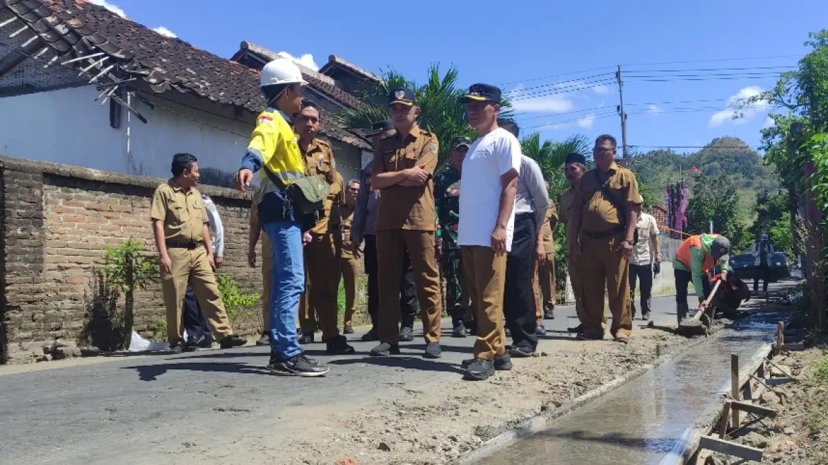 Plt Bupati Tulungagung Ahmad Baharudin saat meninjau pembangunan infrastruktur jalan 