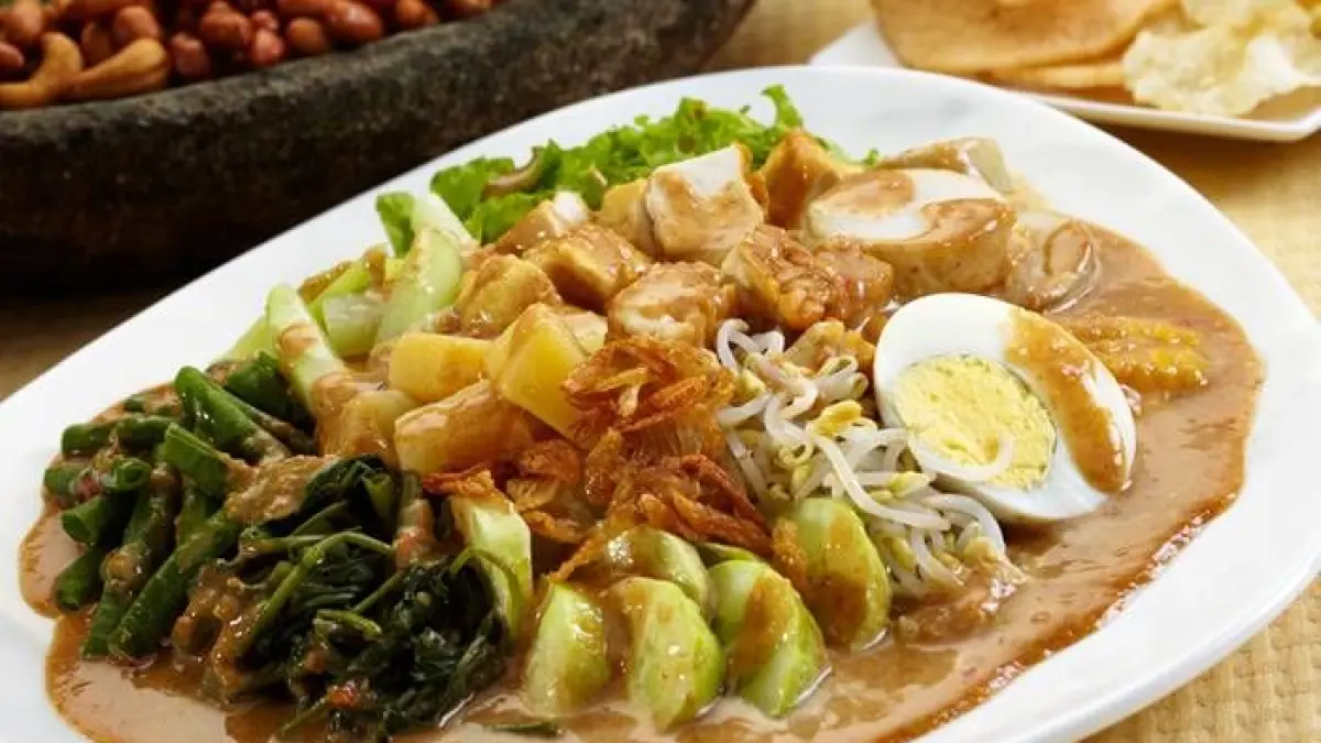 Resep gado-gado Jakarta viral karena bumbu ulek tradisional dan sayuran lengkap, plus rekomendasi warung legendaris di Bojonggede. (Pinterest. com)