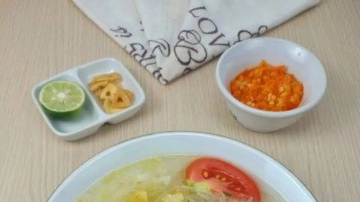 Resep soto ayam kuah bening ala rumahan viral karena simpel, gurih, dan mudah dibuat dengan bumbu dapur sederhana. (Pinterest. com)
