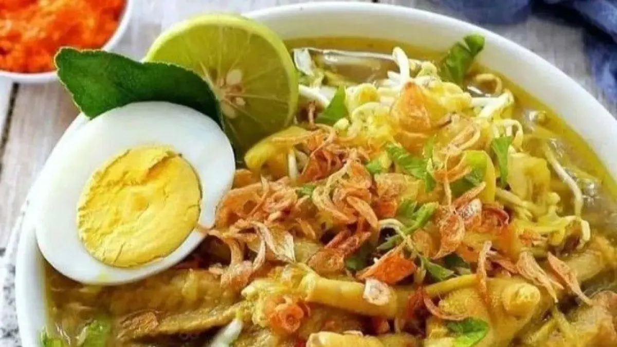 Resep soto ayam kuah segar viral karena praktis, gurih, dan cocok jadi menu sarapan hingga makan malam keluarga. (Pinterest.com)