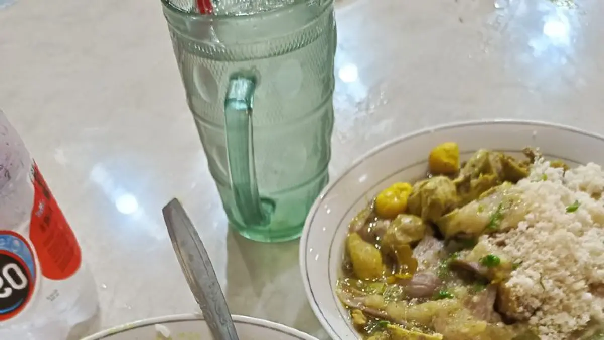 Resep soto ayam Lamongan otentik pakai ikan bandeng viral karena menghasilkan kuah gurih mirip Soto Cak Har Surabaya. (Pinterest.com)