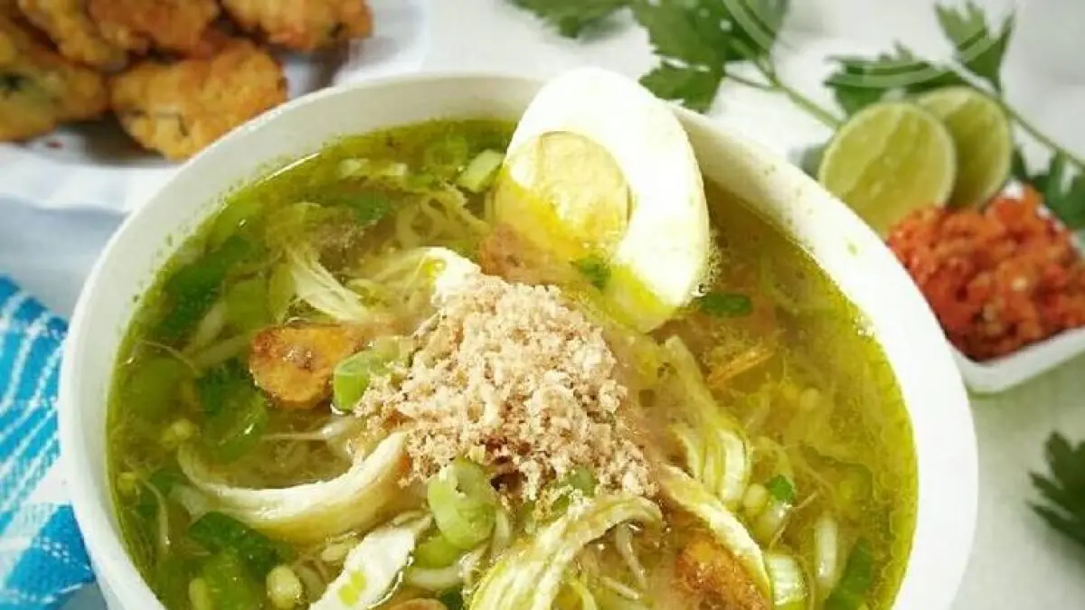 Soto Ayam Cak Edi viral karena antrean panjang dan sate jeroan Rp1.000 yang selalu ludes diburu pelanggan. (Pinterest.com)