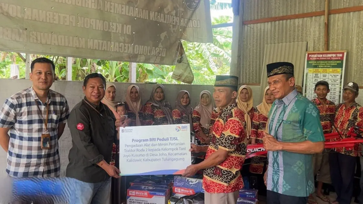 BRI Tulungagung bantu petani Desa Joho dengan traktor roda 2 melalui program TJSL untuk tingkatkan produktivitas sawah.(DOK. BRI TULUNGAGUNG)