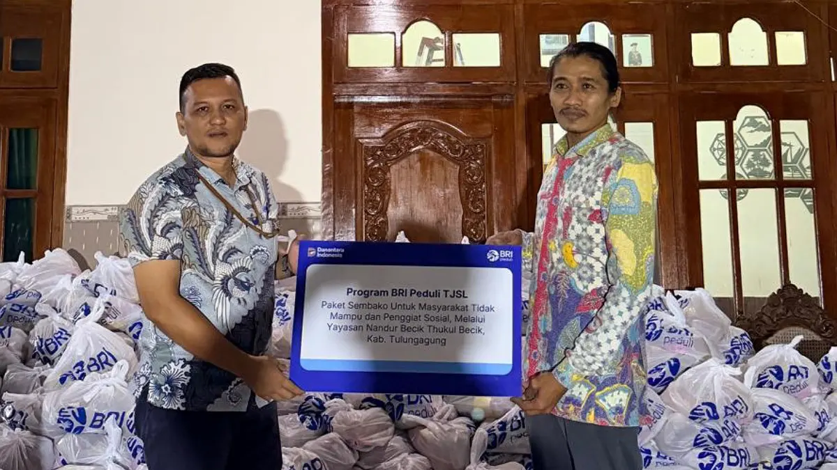 BRI Tulungagung salurkan 5.000 paket sembako senilai Rp500 juta melalui program BRI Peduli TJSL untuk masyarakat.(DOK. BRI)