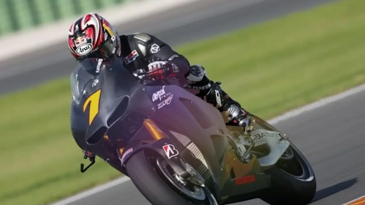 Hiroshi Aoyama soroti masalah motor Veda Ega Pratama setelah gagal lolos Q2 Moto3 Catalunya 2026 dan harus start dari P21. (PINTEREST)