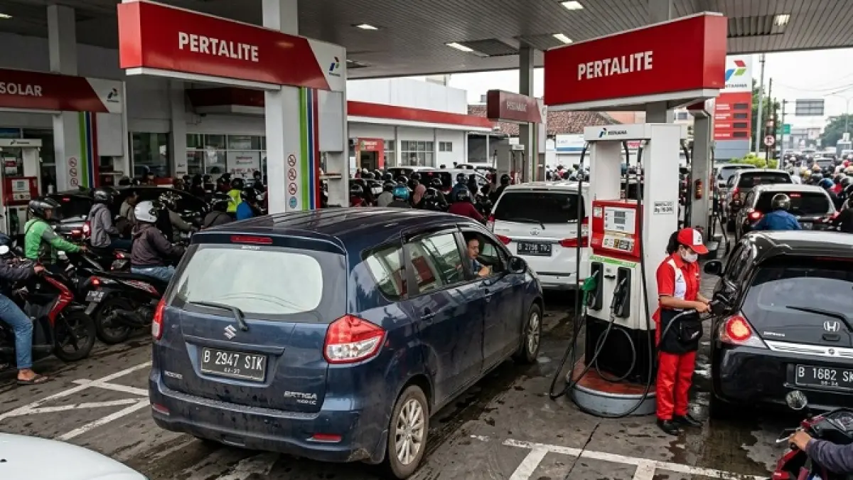 Motor mogok usai isi Pertalite di Kediri dan Bangkalan bikin warga resah. Pertamina dan polisi sidak SPBU, hasil uji disebut normal. (Ilustrasi Gemini AI)