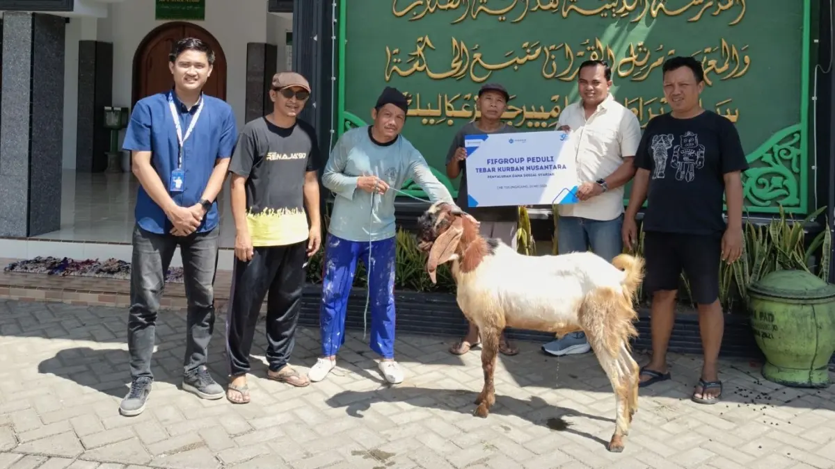 Penyerahan hewan kurban dari FIFGROUP Cabang Tulungagung di Masjid Hidayatut Thullab Trenggalek.