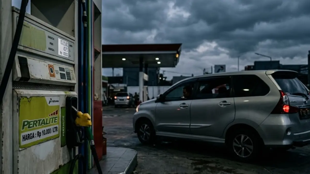 Pertamina pastikan Pertalite aman usai viral motor mogok di Kediri dan Bangkalan, polisi langsung sidak SPBU. (Ilustrasi Gemini AI)