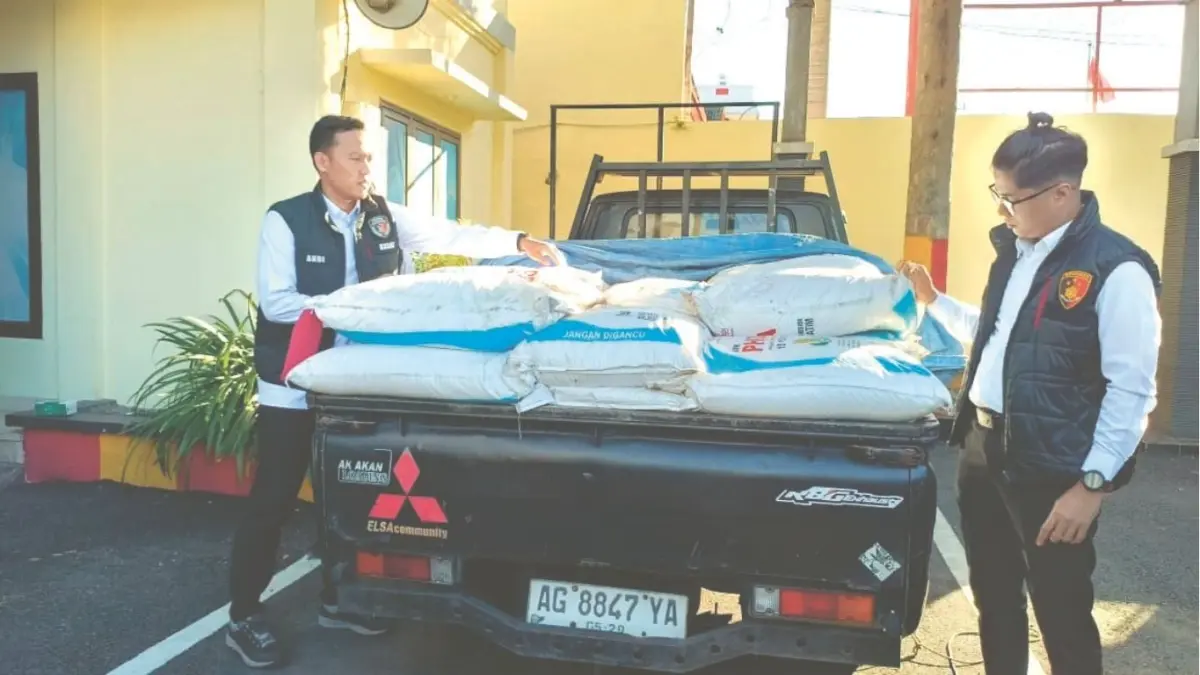 Polisi menunjukkan barang bukti pupuk ilegal yang diamankan dari sebuah gudang di Desa Tapan, Kecamatan Kedungwaru, Tulungagung.(RAHIIQ AL BACHRI/RADAR TULUNGAGUNG)