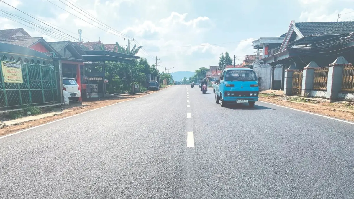 Ruas jalan kabupaten di Desa Pelem, Kecamatan Campurdarat, Tulungagung, yang baru selesai dibangun dengan anggaran Inpres Jalan Daerah (IJD) ini menjadi jalur alternatif selama penggantian Jembatan Gondang 1.(DR PERDANA/RADAR TULUNGAGUNG)