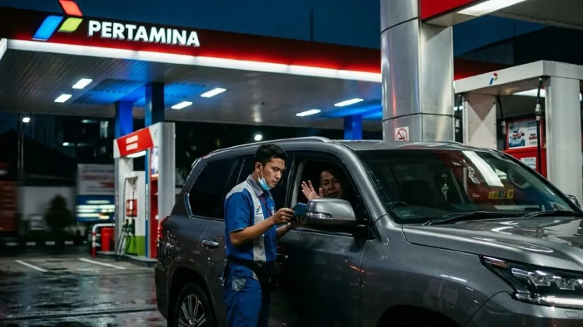 Viral mobil 1400 cc tak bisa beli Pertalite mulai Juni 2026, Pertamina tegaskan kabar itu belum benar. (Ilustrasi Gemini AI)