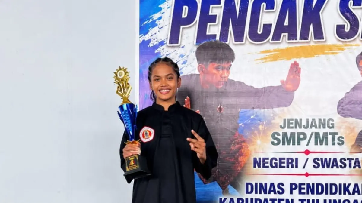 Elicya Pribadi dinobatkan sebagai pioneer prestasi siswa terbaik SMPN 1 Campurdarat 2026 usai menorehkan sederet prestasi gemilang di pencak silat, mulai Juara 2 O2SN Kabupaten Tulungagung hingga Juara 1 tingkat Jawa Timur dan Pesilat Terbaik Putri.(SMPN 1 CAMPURDARAT UNTUK RADAR TULUNGAGUNG)