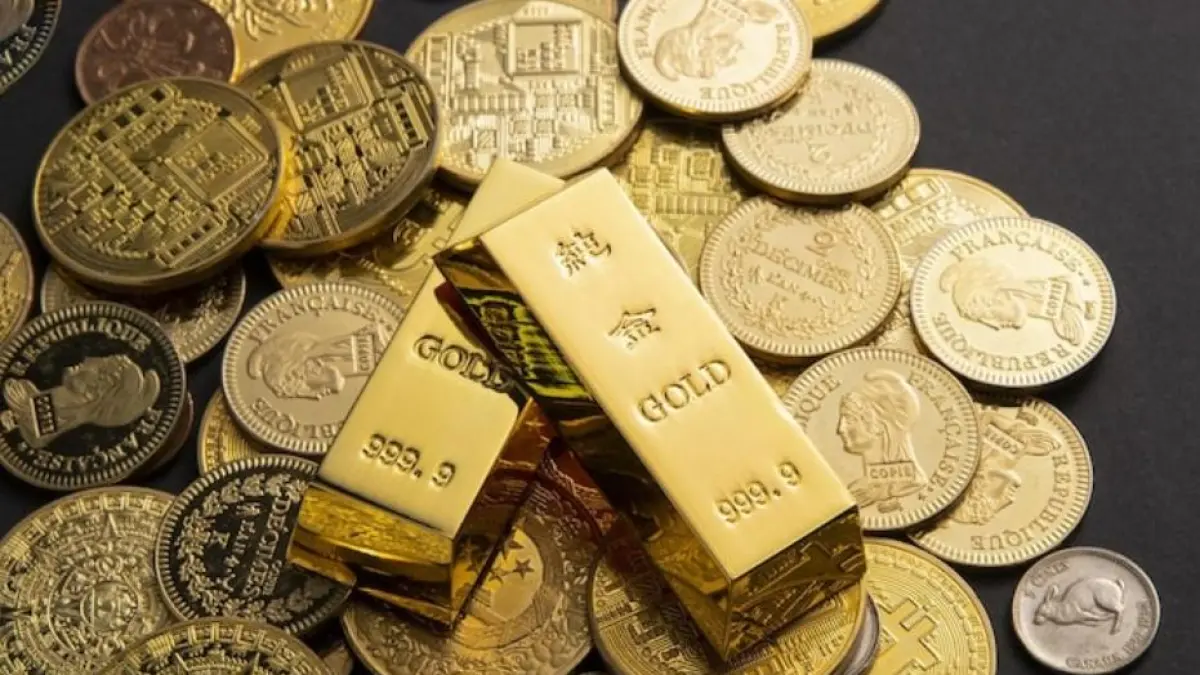 Harga emas hari ini 27 Mei 2026 turun tajam. Emas Antam, UBS, dan Galeri 24 kompak melemah hingga Rp13.000.(FREEPIK.COM)