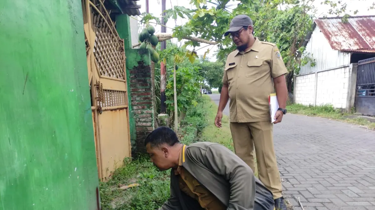 Petugas BPKAD menandai batas lahan calon SR di Desa Ringinpitu, Kecamatan Kedungwaru, pada Senin (25/5/2026).(SANDY YUWANA/RADAR TULUNGAGUNG)