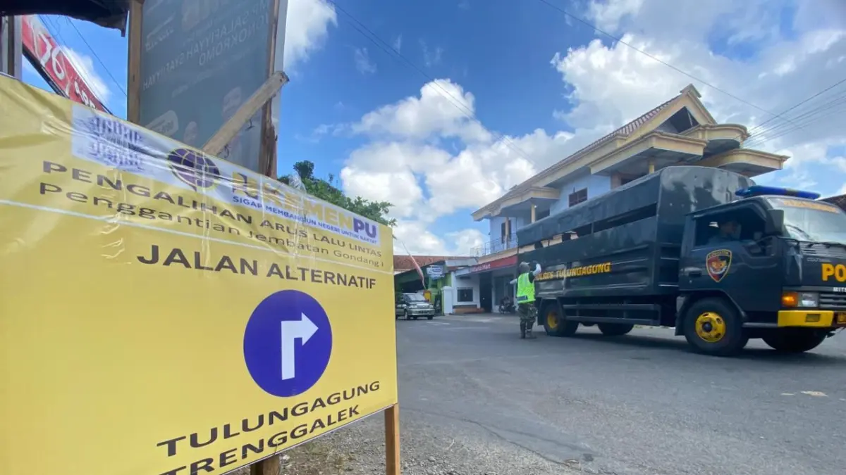 Jembatan Gondang 1 akan dibongkar untuk diperbaiki mulai hari ini, 29 Mei 2026. Bus dan truk dilarang lewat jalur kecil.