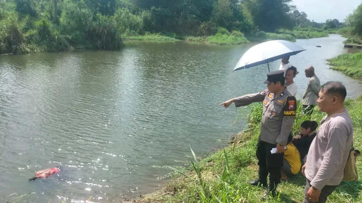 Polisi menunjukkan jasad Kasbani yang ditemukan meninggal di tepian Sungai Brantas masuk Desa Sambirobyong, Kecamatan Sumbergempol, Tulungagung, pada Kamis (28/5/2026) pagi.(POLSEK SUMBERGEMPOL UNTUK RATU)