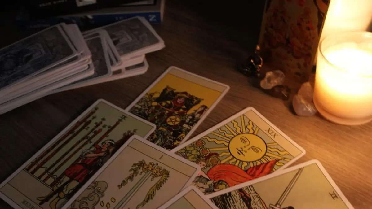 Ramalan tarot 12 zodiak Jumat 29 Mei 2026, Capricorn dan Libra panen rezeki, Aquarius diminta fokus diri, Pisces jaga kewarasan (Pinterest).