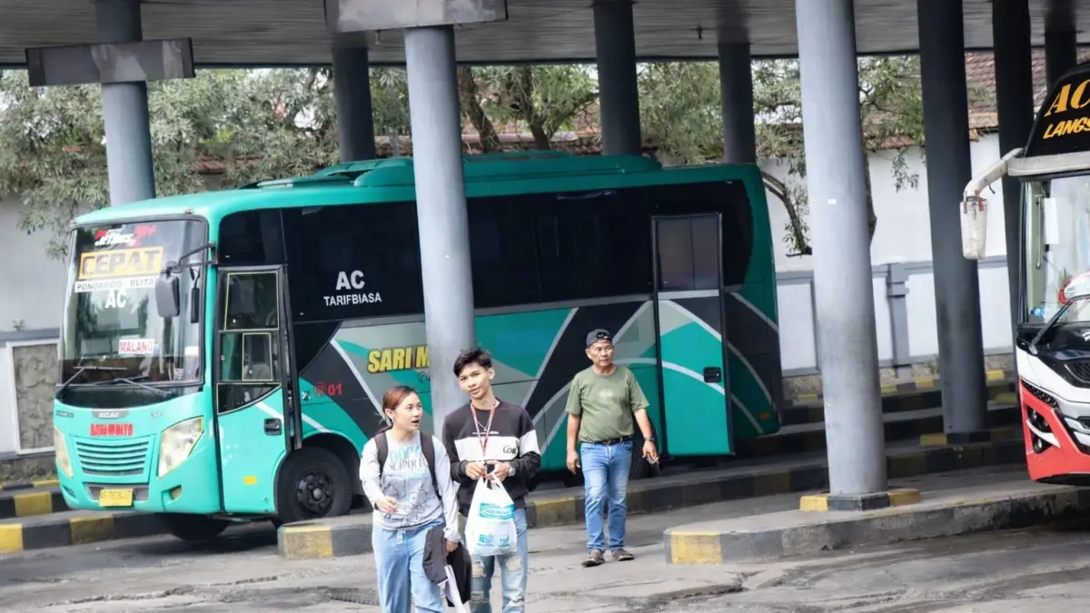 Salah satu angkutan bus arah ke Trenggalek mulai hari ini (29/5/2026) akan diarahkan untuk melewati jalur alternatif Kecamatan Boyolangu-Bandung karena adanya penggantian jembatan Gondang 1.(SANDY/RATU)