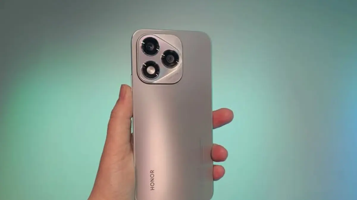 Tecno Spark 50 viral karena mirip iPhone 17 Pro Max. HP Rp1 jutaan ini punya baterai 7000 mAh dan layar 120 Hz. (Pinterest) 