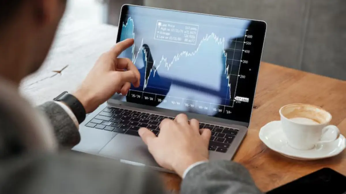 Bocoran portofolio Lo Kheng Hong Mei 2026 terbaru. Intip aksi borong saham SP, DILD, dan GJTL dengan valuasi super murah di bawah PBV 0,5 kali. (Freepik)