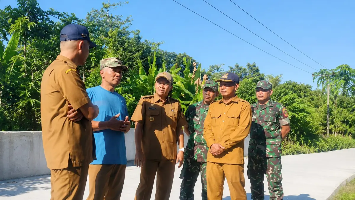 Camat Tanggunggunung, Dedy Eka Purnama, ikut 
mengawasi pembangunan jalan Kalitalun-Sine.(KANTOR KECAMATAN TANGGUNGGUNUNG UNTUK RATU)