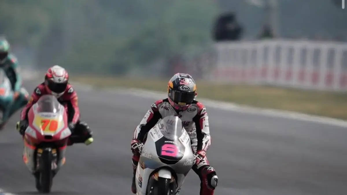 Hakim Danish alami kecelakaan parah akibat nekat buntuti Veda Ega Pratama di Mugello. Intip rahasia ngeri mesin baru tim Honda Asia di sini!