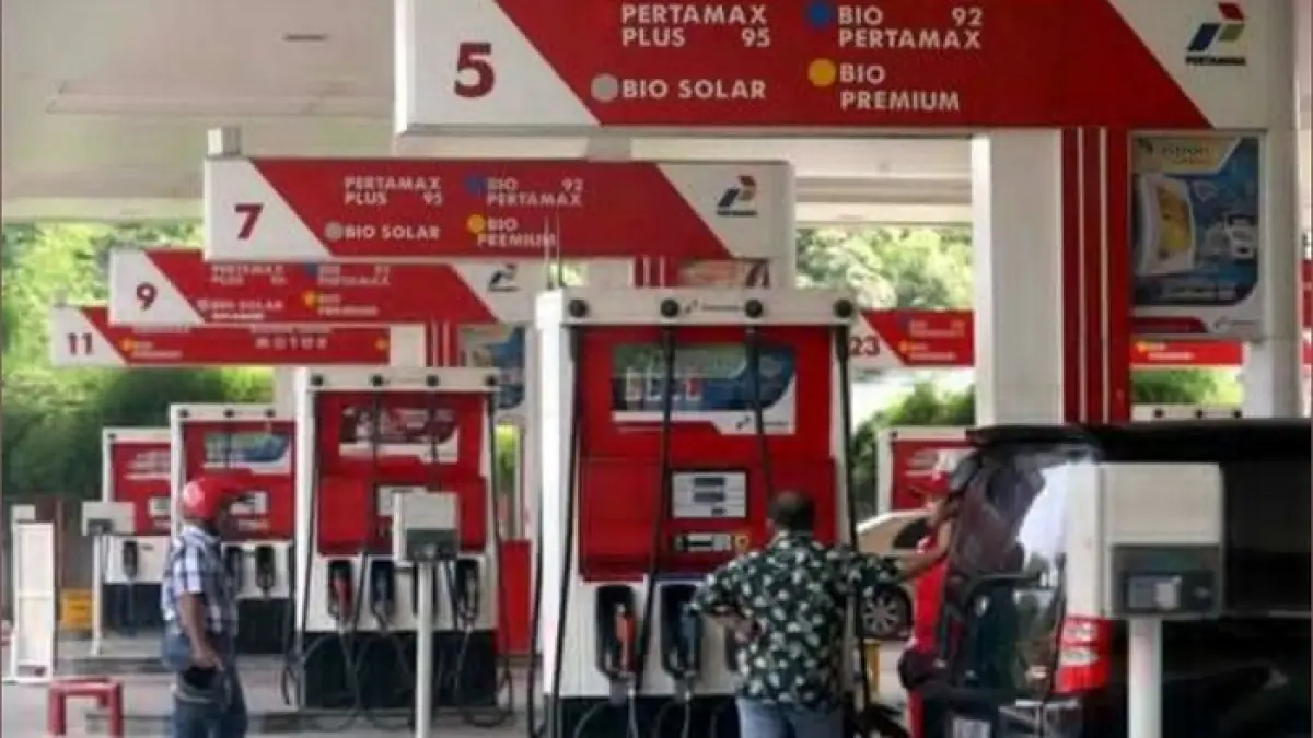 Viral video mengklaim Pertalite mengandung etanol. Eksperimen sederhana dengan air memicu perdebatan soal kualitas BBM dan dampaknya.
