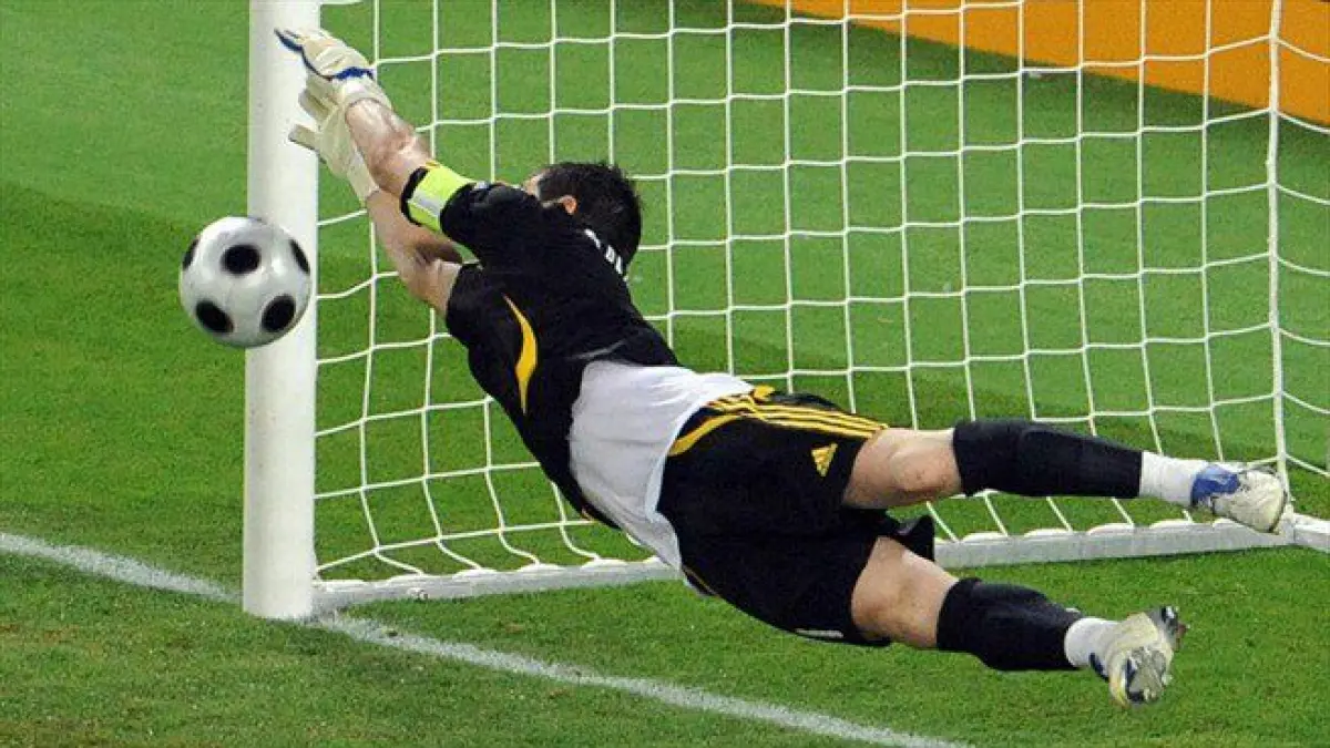 Iker Casillas mencatat perjalanan karier luar biasa bersama Real Madrid dan Timnas Spanyol hingga menjadi legenda sepak bola dunia.
(screenshot pinterest)