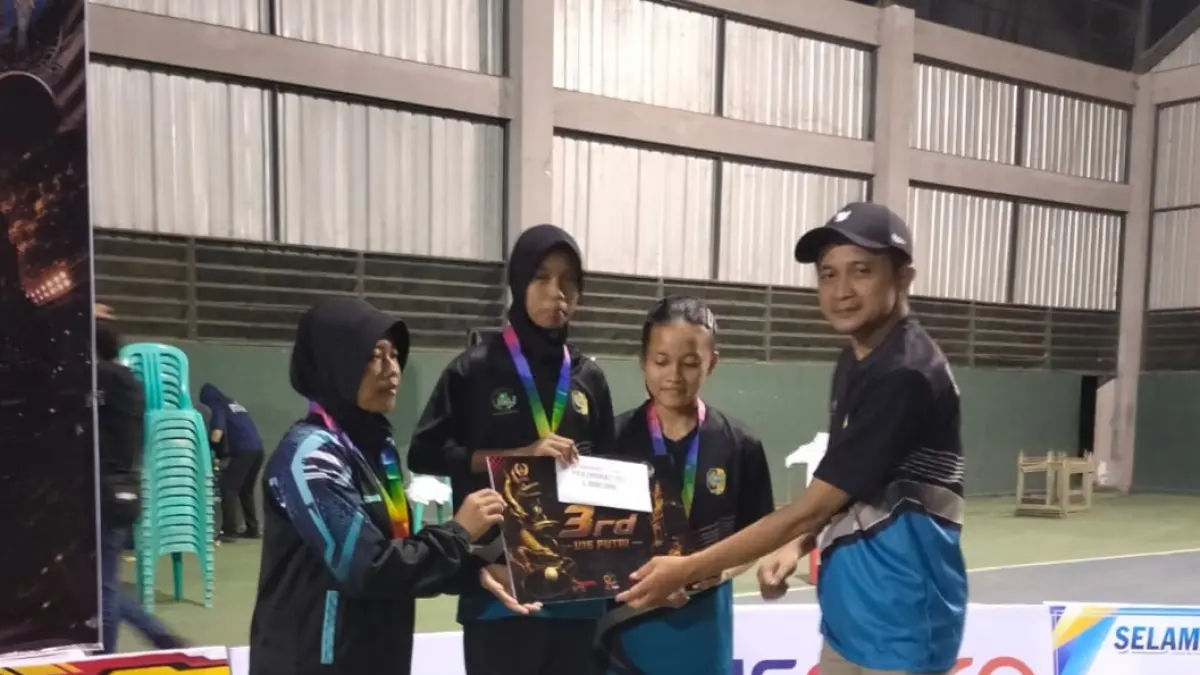 Ketua PTMSI Tulungagung, H. Khamim ketika memberikan medali putaran pertama Jatim Pingpong Super League 2026.