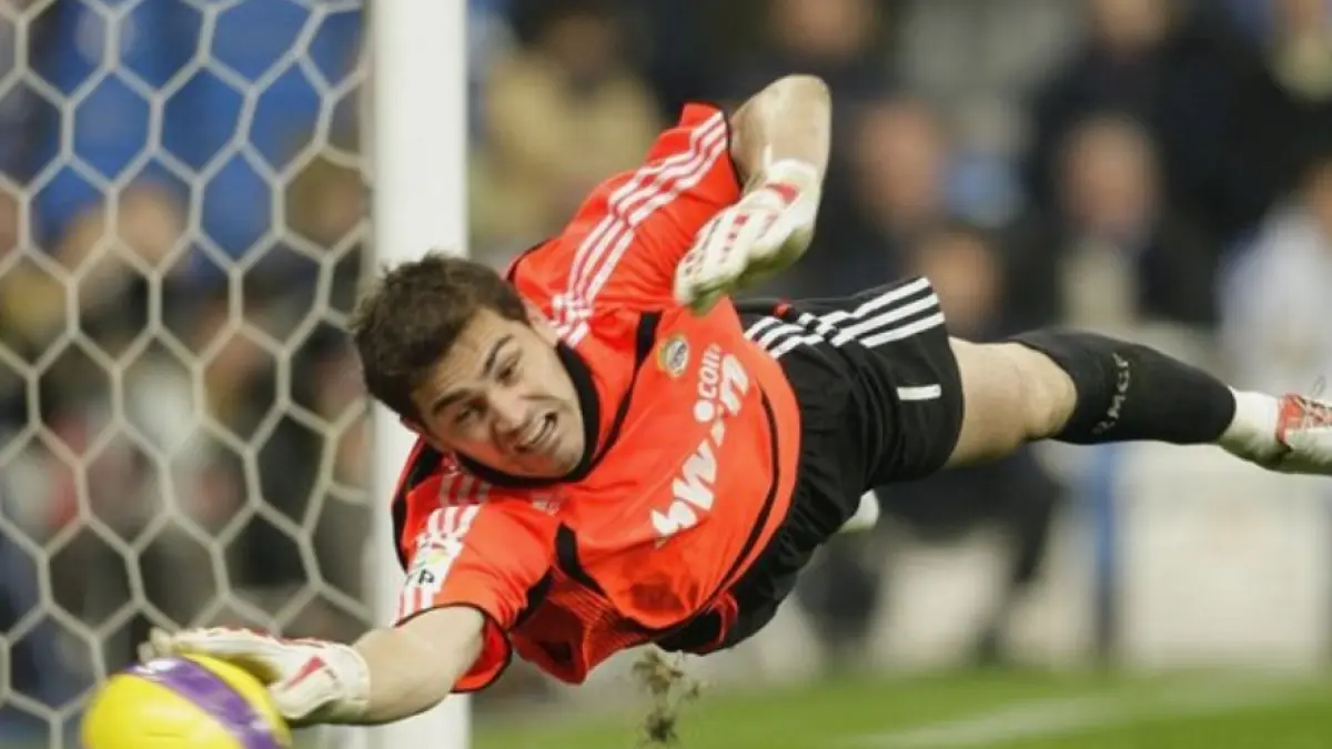 Pakai jersey Iker Casillas, seorang kiper tampil gemilang sebelum melakukan blunder yang viral di pertandingan amatir.
(screenshot pinterest)