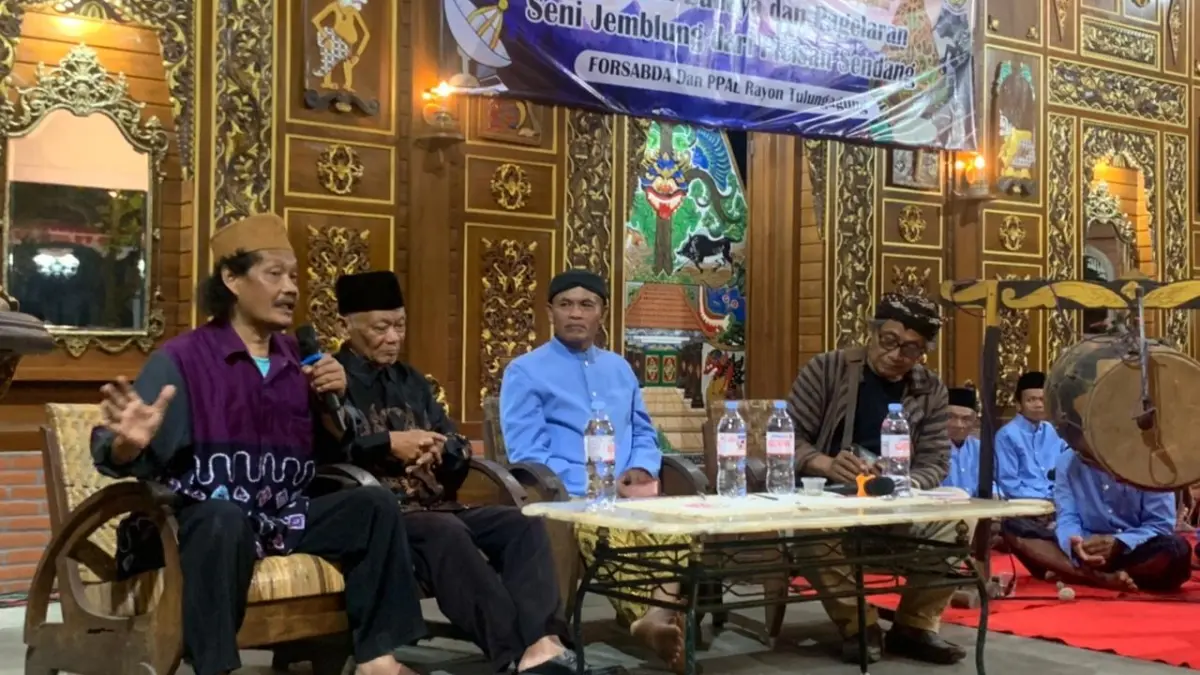 Suasana gayeng sarasehan yang digelar Forsabda bersama PPAL Tulungagung untuk mengangkat kembali potensi kesenian Jemblung di Tulungagung (29/5).