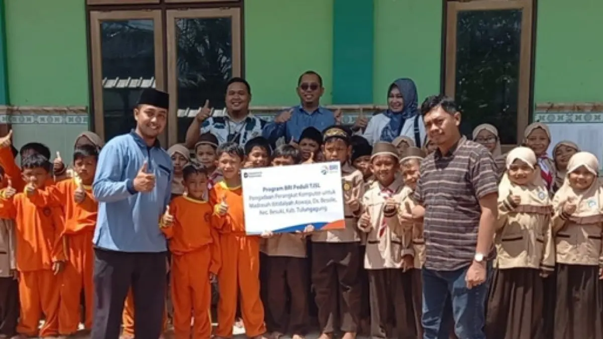BRI Tulungagung salurkan bantuan komputer Rp124 juta untuk MI Aswaja Besuki guna mendukung literasi digital siswa.