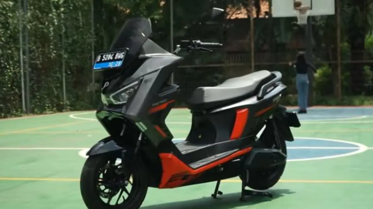 Duel panas Polytron Fox 350 vs TVS iQube S di bawah Rp30 juta. Simak perbandingan baterai, fitur, dan jarak tempuh riilnya di sini! (Screenshot Youtube)