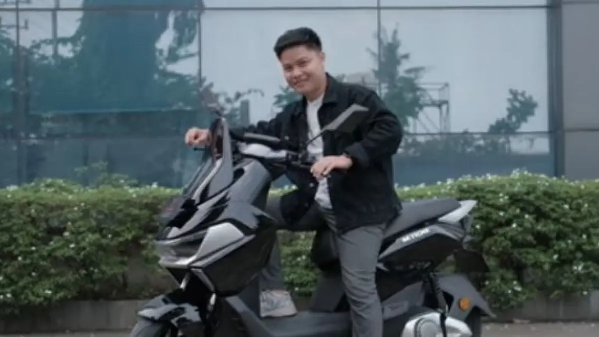 Gebrakan motor listrik Uwinfly M110G spek dewa 3000 watt cuma Rp13 jutaan! Desain futuristik tahan air IPX5 lengkap fitur fast swap & Uconnect! (Screenshot Youtube)