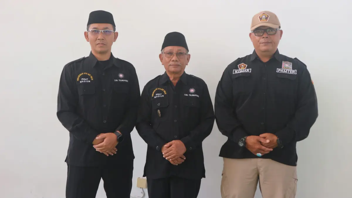 Ketua Dewan Cabang Tulungagung dan Dewan Pusat Madiun Hadi Purnomo SIP (tengah), Sekretaris cabang PSHT Tulungagung Markus Ali MPd (kiri), Ketua Pamter Tulungagung M. Qomaruddin SE (kanan).