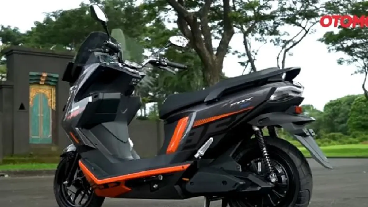 Polytron Fox 350 resmi meluncur seharga Rp15 jutaan lewat sewa baterai murah. Cek ulasan fitur, desain, dan performa lengkapnya di sini! (Screenshot Youtube)