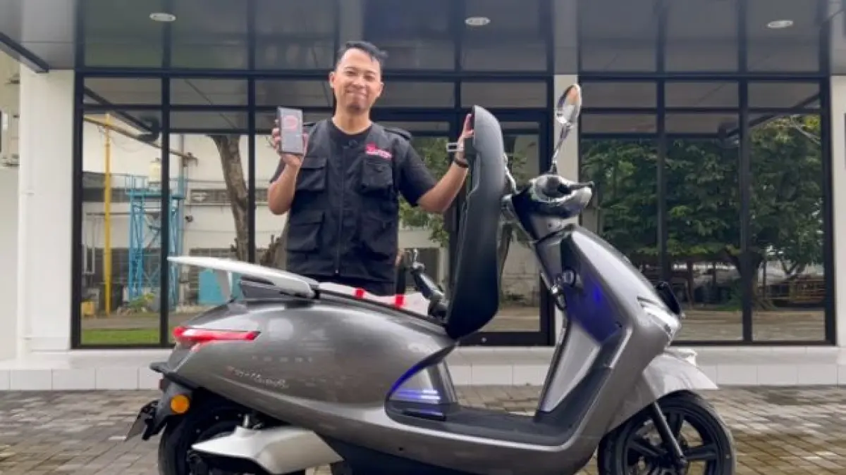 Resmi meluncur! Motor listrik Uwinfly M110F spek dewa 3000 watt cuma Rp14 jutaan. Punya Overtech Mode tembus 99 km/jam & fitur pintar Uconnect! (Screenshot Youtube)