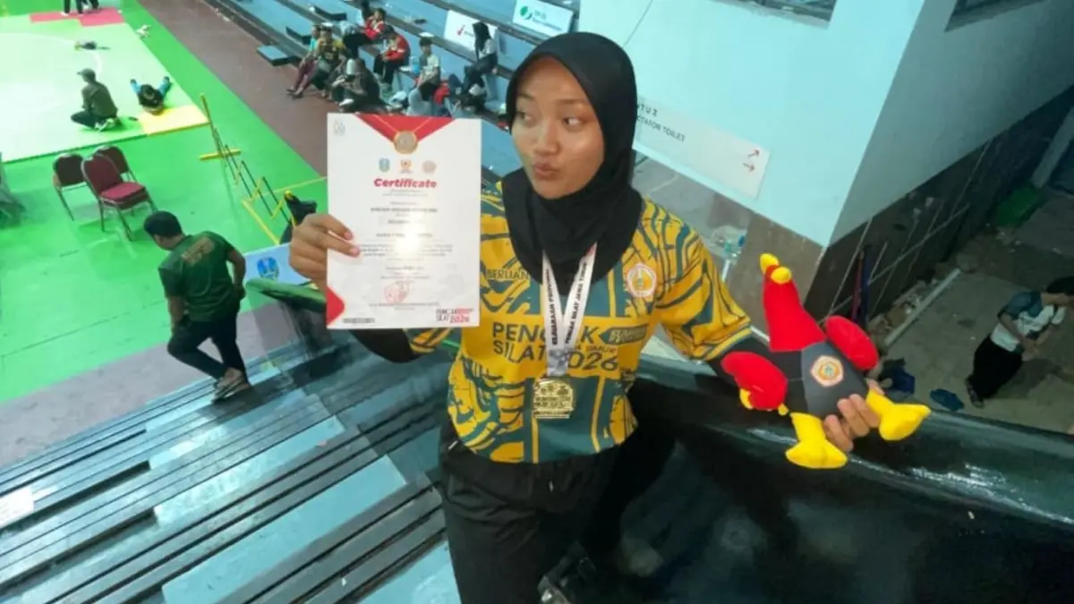 Berlian Anggun Sevtia Dini sukses mempersembahkan emas untuk Tulungagung dengan meraih Juara 1 Kelas E Putri Dewasa di Kejurprov Pencak Silat Jatim 2026.(PSHT UNTUK RADAR TULUNGAGUNG)
