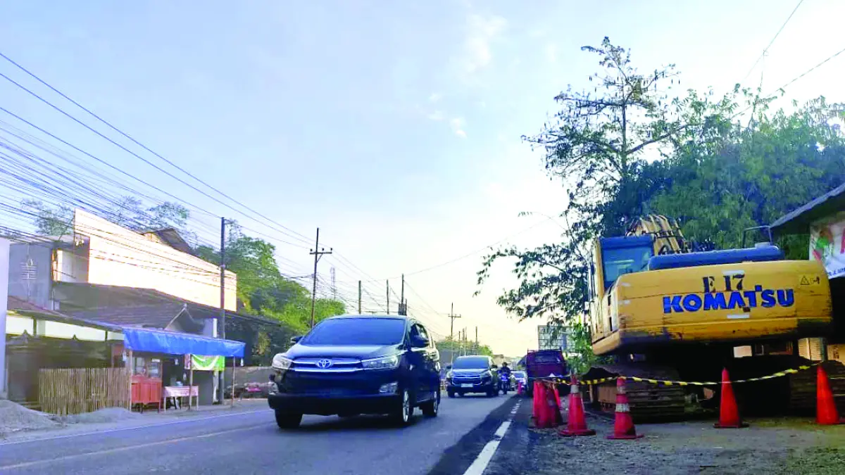 Hilir mudik kendaraan antardaerah yang melintasi Jembatan Gondang 1 Tulungagung bakal ditutup hari ini untuk penggantian struktur jembatan.(DR PERDANA/RADAR TULUNGAGUNG)