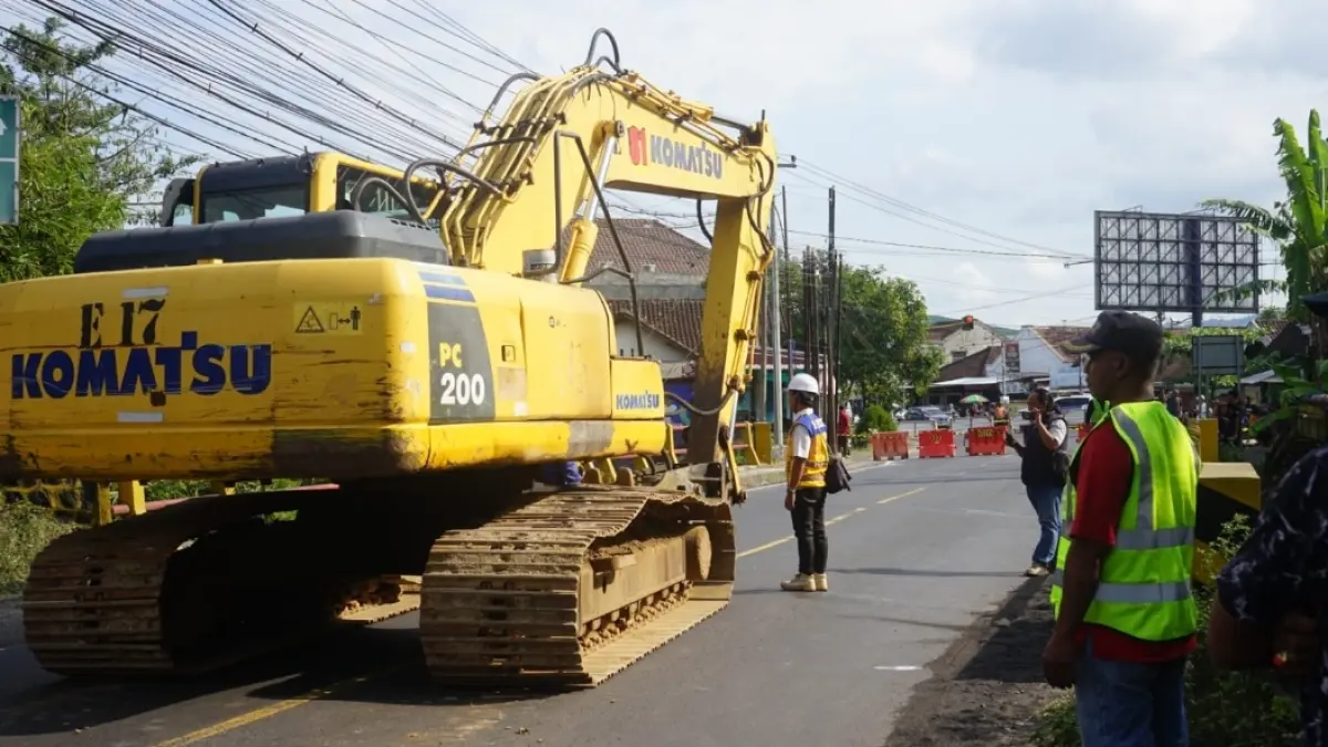 Pembongkaran jembatan Gondang 1 mulai dilakukan, Selasa (2/6).