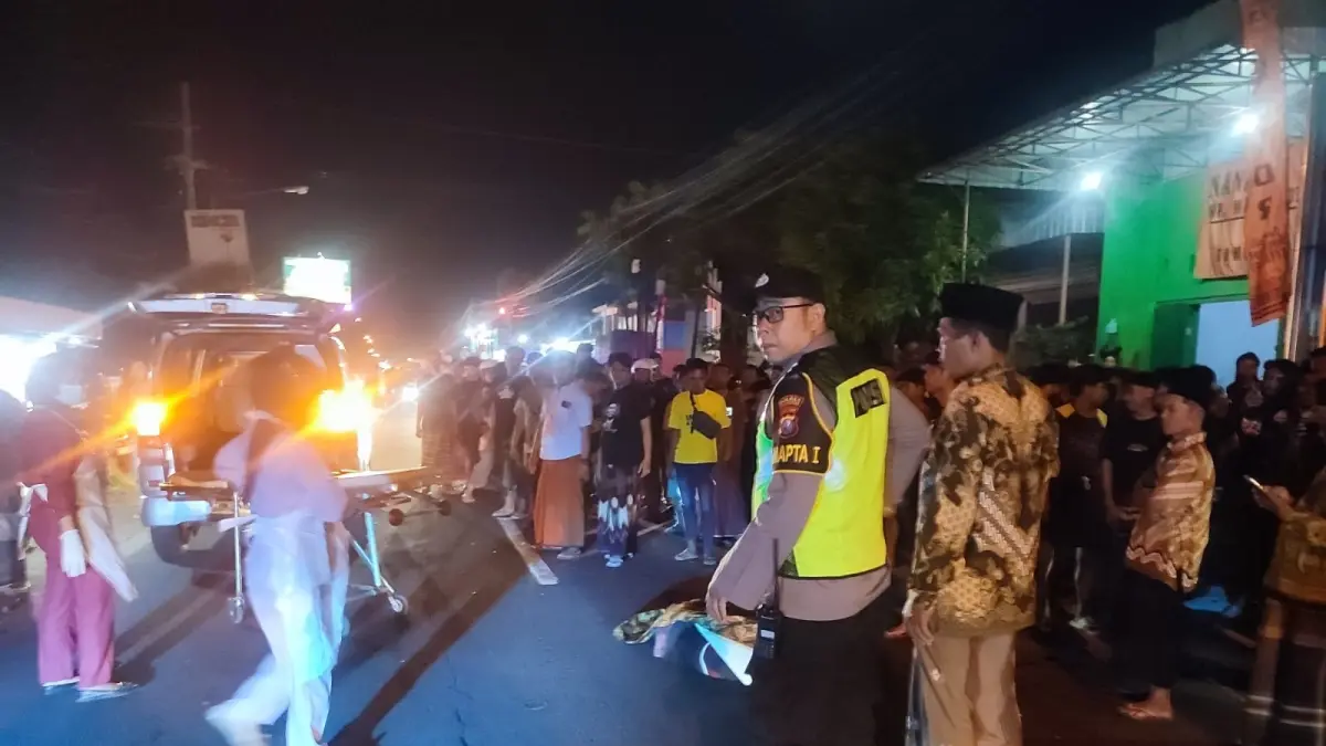 Polisi mengevakuasi korban kecelakaan di jalan kabupaten masuk Desa Sambitan, Kecamatan Pakel, Tulungagung, pada Sabtu (30/1) malam.(POLSEK PAKEL UNTUK RADAR TULUNGAGUNG)