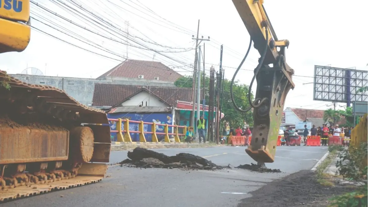 Alat berat membongkar total struktur Jembatan Gondang 1 Tulungagung yang sudah kritis dimakan umur, Selasa (2/6/2026).