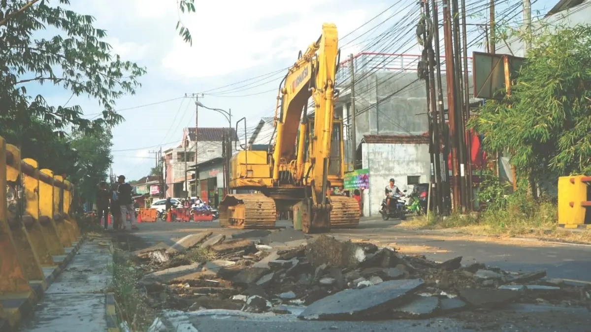 Alat berat membongkar total struktur Jembatan Gondang 1 yang sudah kritis dimakan umur, kemarin (2/6/2026). Ditargetkan konstruksi baru bisa membuat umur jembatan bisa lebih panjang.(SANDY YUWANA/RADAR TULUNGAGUNG)