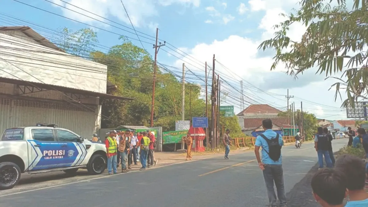 Hilir mudik kendaraan antardaerah yang melintasi Jembatan Gondang 1 Tulungagung langsung hilang setelah pembongkaran dimulai.(RAHIIQ AL BACHRI/RADAR TULUNGAGUNG)