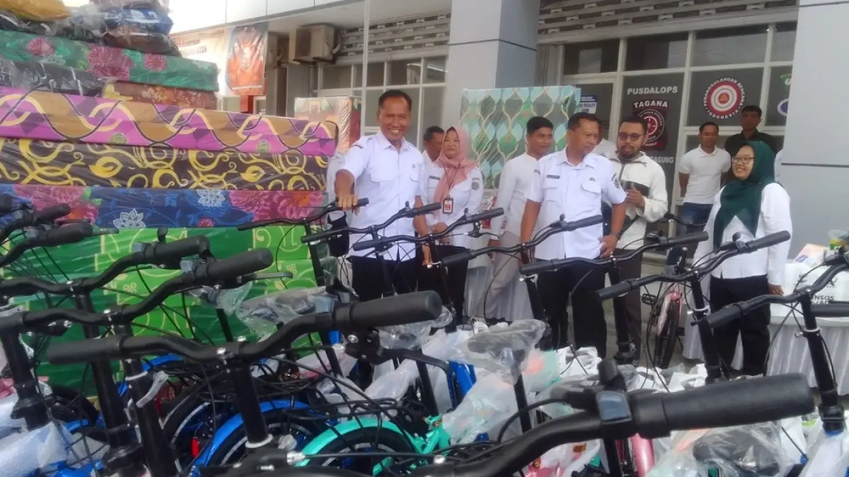 Plt Bupati Tulungagung beserta jajarannya ketika menyerahkan bantuan dari kementerian sosial kepada warga Tulungagung yang membutuhkan.