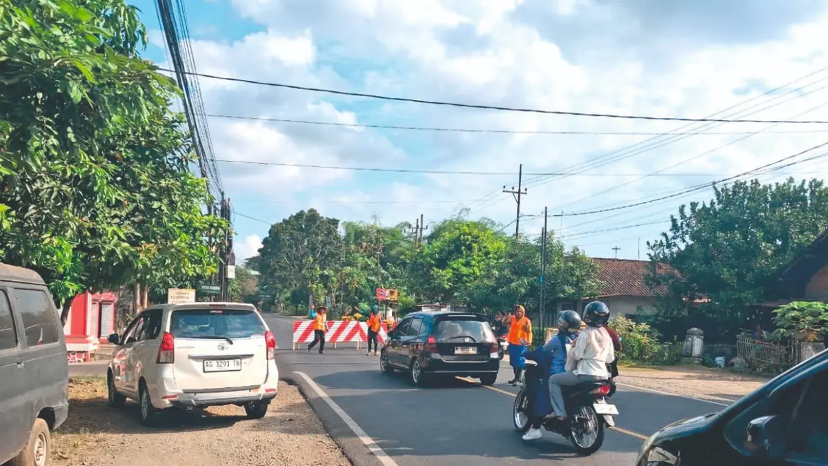 Jalur nasional menuju Jembatan Gondang 1Tulungagung di Desa Ngrendeng ditutup hingga 6 bulan ke depan sampai konstruksi jembatan baru selesai.(SANDY YUWANA/RADAR TULUNGAGUNG) 
