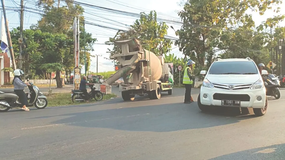 Jalur alternatif Jetakan-simpang empat Cabe remang-remang karena minim penerangan.(DR PERDANA/RADAR TULUNGAGUNG)